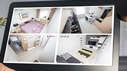 防犯カメラをモニターで確認